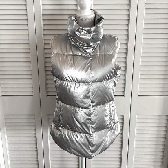 Athleta Downtown Metallic Vest Women’s Silver Down Fill Zip & Snap Size Medium